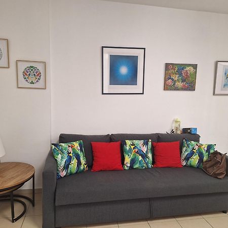 Amazing Apartment For 3 Guests Steps From The Beach 네타니아 외부 사진