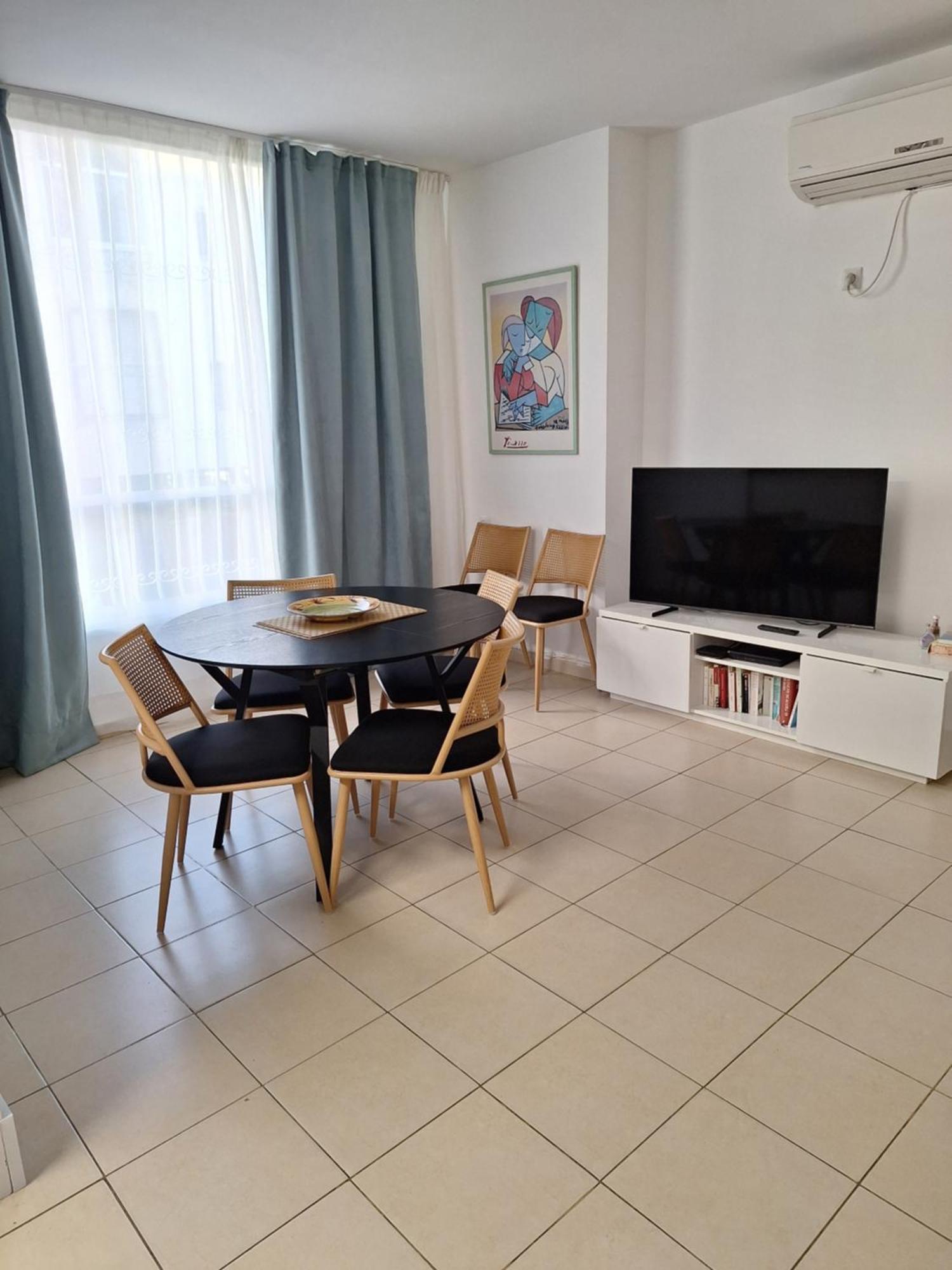 Amazing Apartment For 3 Guests Steps From The Beach 네타니아 외부 사진