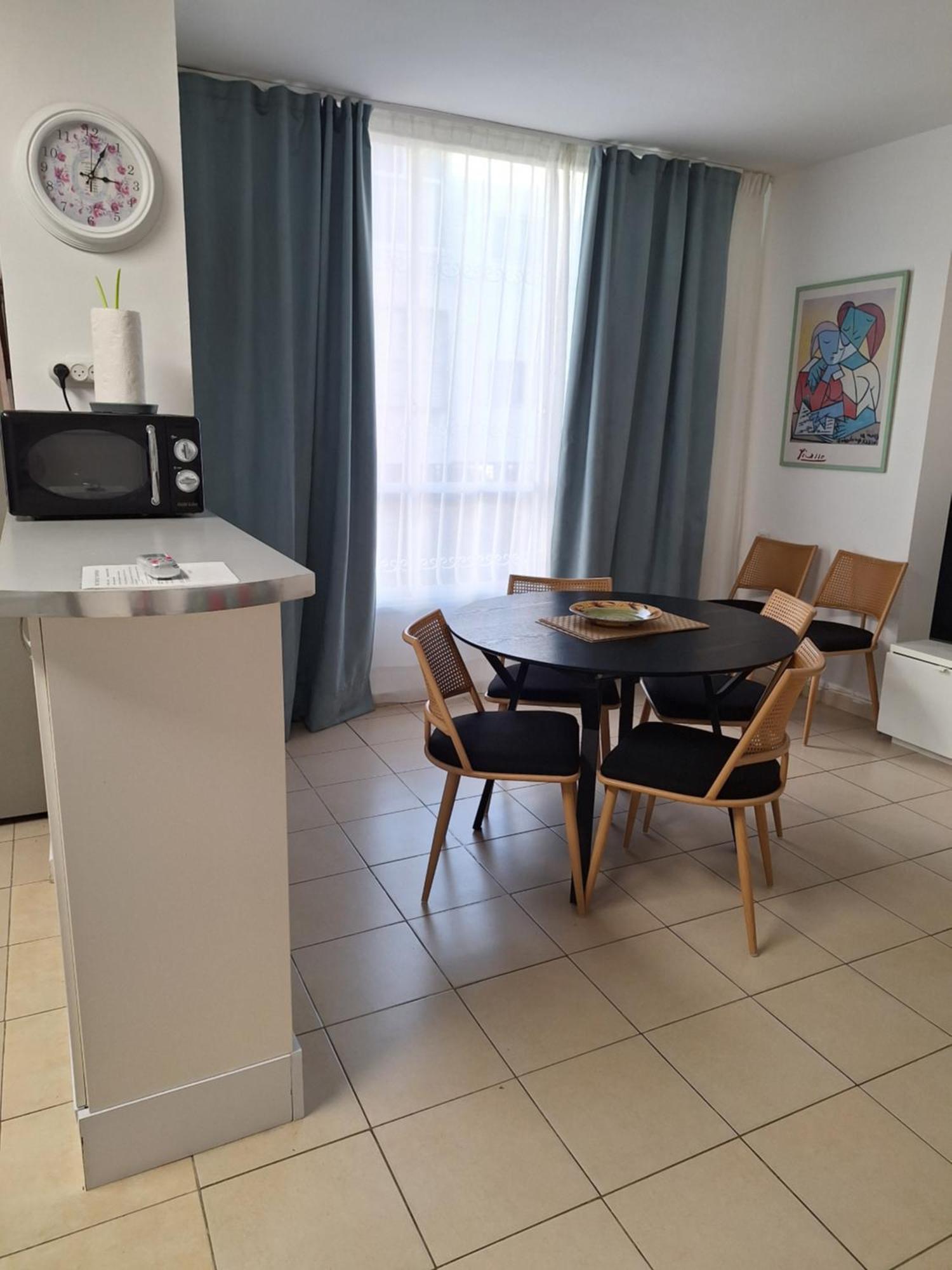 Amazing Apartment For 3 Guests Steps From The Beach 네타니아 외부 사진