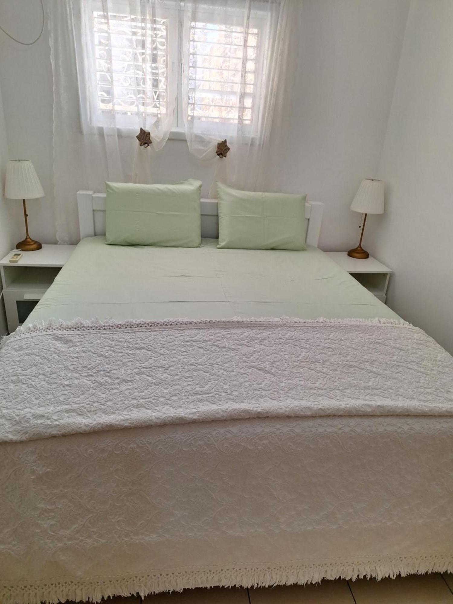 Amazing Apartment For 3 Guests Steps From The Beach 네타니아 외부 사진